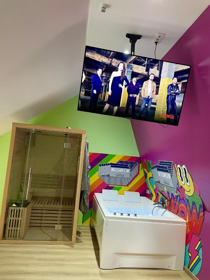 Capsule Forever Young: Entertainment Hub With Jacuzzi & Sauna Holiday home Hastiere-par-dela