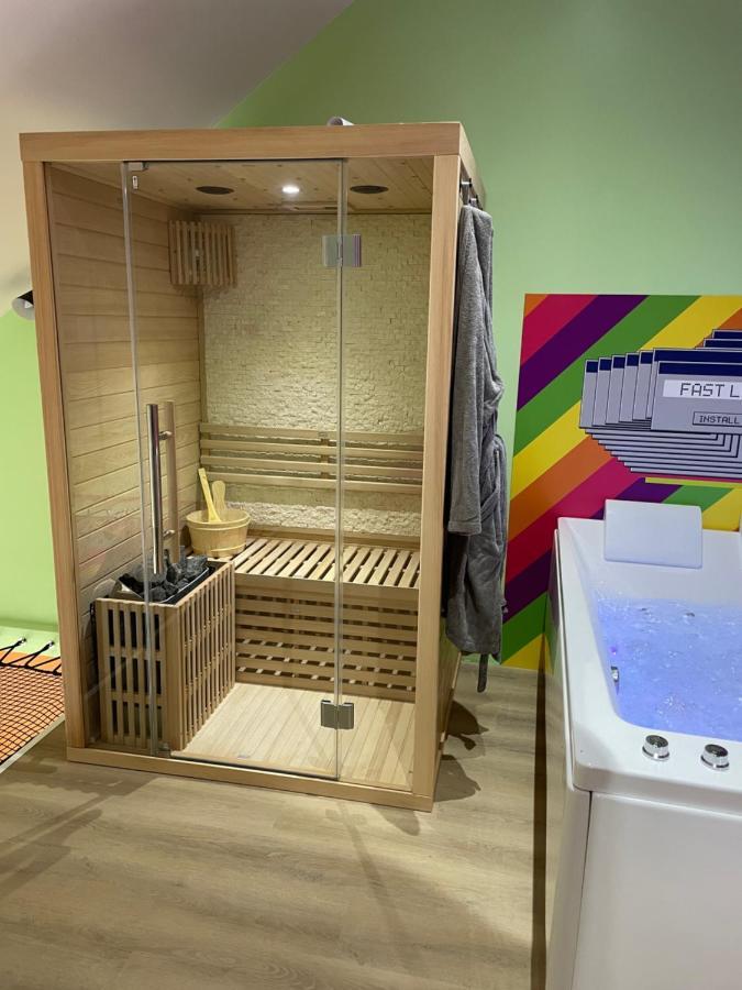 Capsule Forever Young: Entertainment Hub With Jacuzzi & Sauna * Hastiere-par-dela