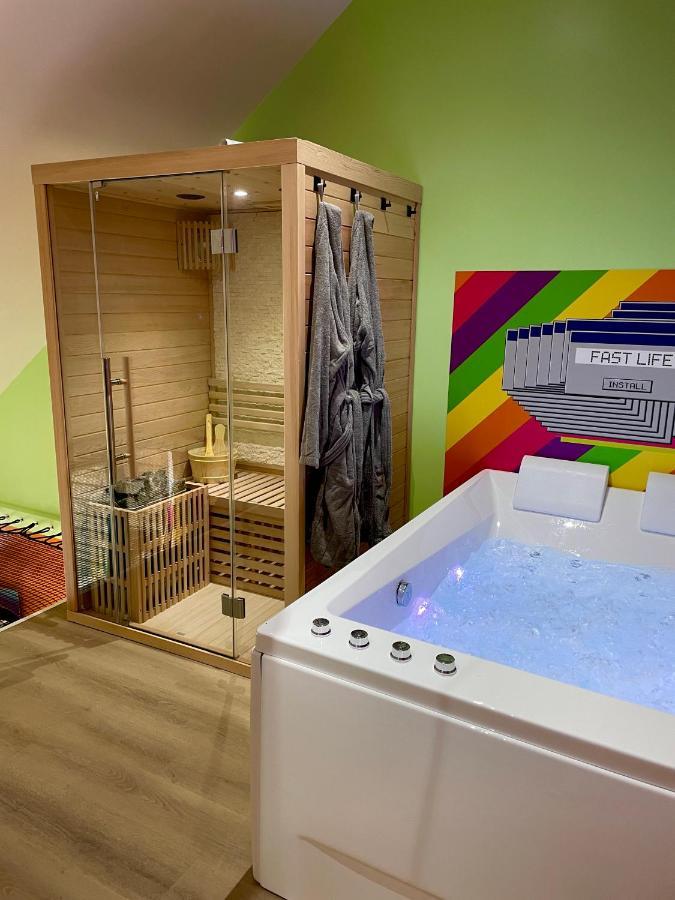 Capsule Forever Young: Entertainment Hub With Jacuzzi & Sauna Hastiere-par-dela