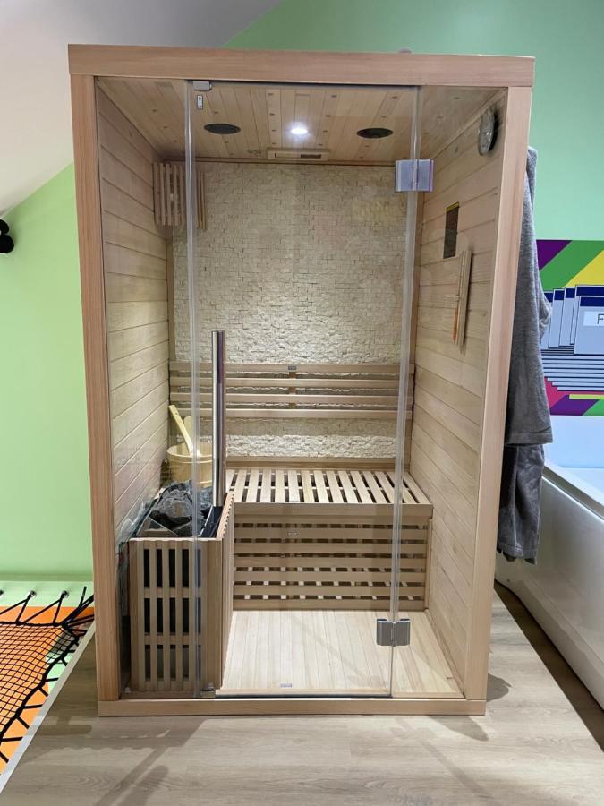 Capsule Forever Young: Entertainment Hub With Jacuzzi & Sauna